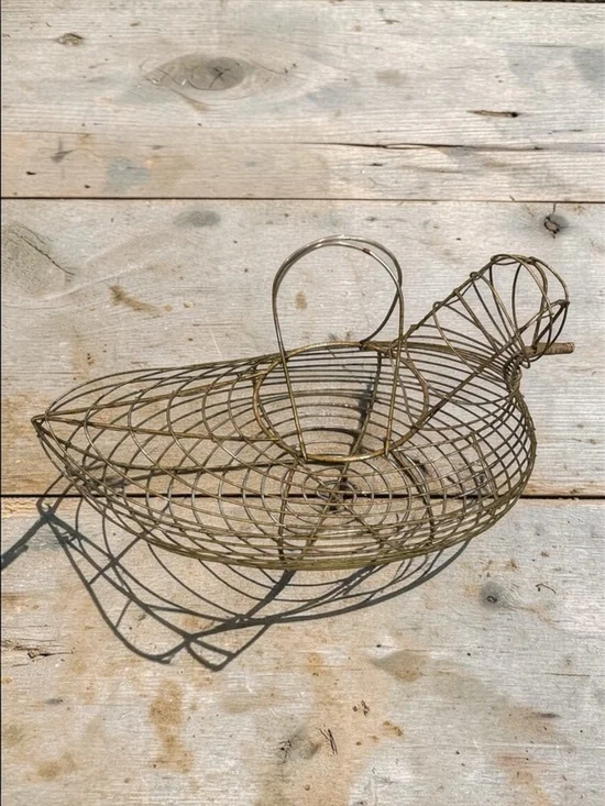 Vintage Primitive Wire Chicken Hen Shaped Egg Basket W/ Handles Farmhouse Decor - Picture 9 of 10